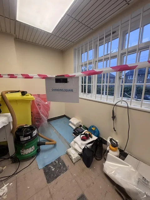 Asbestos floor tile and bitumen removal in Islington