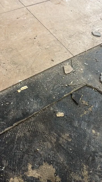 Black bitumen mastic floor removal in a N1 flat